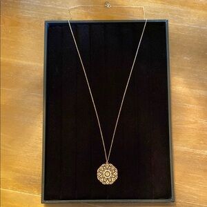 Elegant Gold Pendant Necklace